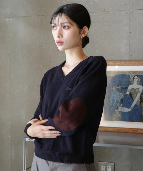 skoool（スクール）の「エルボーパッチVネックニット／パッチデザイン × 柔らかタッチ素材（Tシャツ/カットソー・メンズ・ネイビー/グレー・MEDIUM/LARGE）」の2枚目の写真