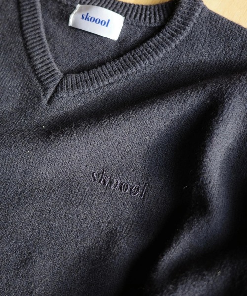 skoool（スクール）の「エルボーパッチVネックニット／パッチデザイン × 柔らかタッチ素材（Tシャツ/カットソー・メンズ・ネイビー/グレー・MEDIUM/LARGE）」の9枚目の写真