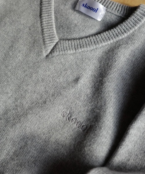 skoool（スクール）の「エルボーパッチVネックニット／パッチデザイン × 柔らかタッチ素材（Tシャツ/カットソー・メンズ・ネイビー/グレー・MEDIUM/LARGE）」の7枚目の写真