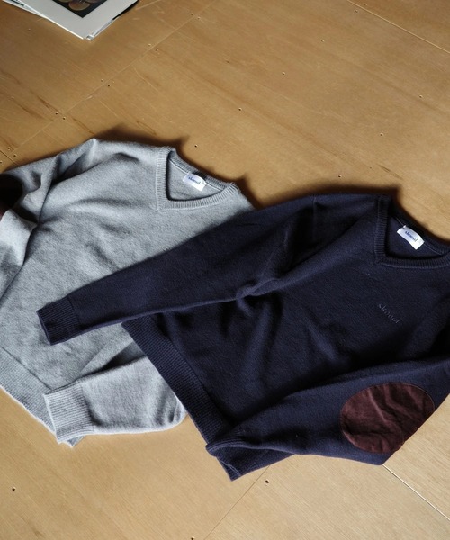 skoool（スクール）の「エルボーパッチVネックニット／パッチデザイン × 柔らかタッチ素材（Tシャツ/カットソー・メンズ・ネイビー/グレー・MEDIUM/LARGE）」の4枚目の写真