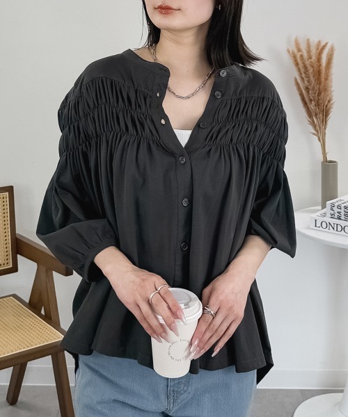 RCD(アールシーディー)の「ブラウス風ピンタックギャザーカットソー(Tシャツ/カットソー・レディース・ホワイト/チャコールグレー/ブラック・M-L/LL~3L)」の3枚目の写真