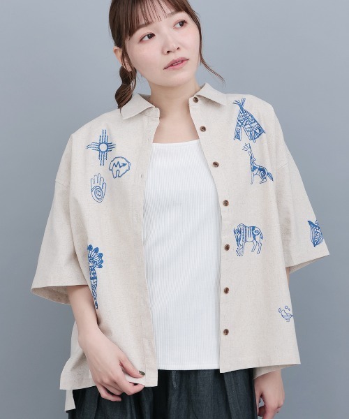 チチカカ(チチカカ)の「カッチーナ刺繍シャツ(シャツ/ブラウス・レディース・ナチュラル/レッド/ブラック・FREE)」の1枚目の写真