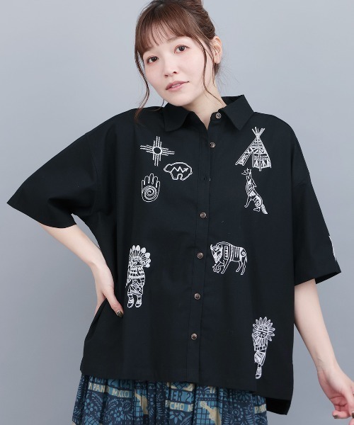 チチカカ(チチカカ)の「カッチーナ刺繍シャツ(シャツ/ブラウス・レディース・ナチュラル/レッド/ブラック・FREE)」の2枚目の写真