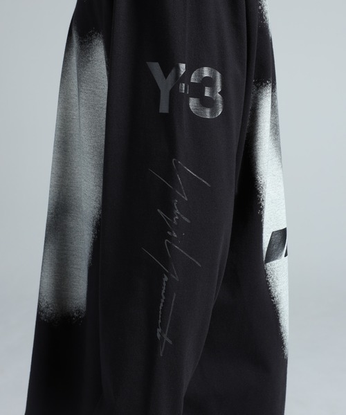 Y-3（ワイスリー）の「Y-3 MERCEDES - AMG PETRONAS FORMULA 1 TEAM YOHJI GRAPHIC LONG SLEEVE TEE（Tシャツ/カットソー・メンズ・ブラック・X-SMALL/SMALL/MEDIUM/LARGE/X-LARGE/XX-SMALL/XX-LARGE）」の6枚目の写真