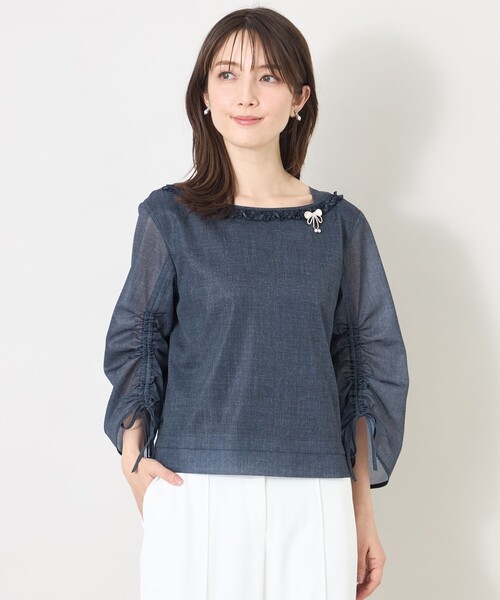 TO BE CHIC(トゥー ビー シック)の「デニムプリント フリルボートネックブラウス(シャツ/ブラウス・レディース・ダークネイビー/ブルー系その他4・40)」の2枚目の写真