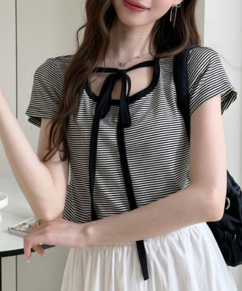 Ada.(エイダ)の「細ボーダー フロント リボンタイ ショート丈 カットソー(Tシャツ/カットソー・レディース・ホワイト/ブラック/ホワイト×ブラック・FREE)」の2枚目の写真
