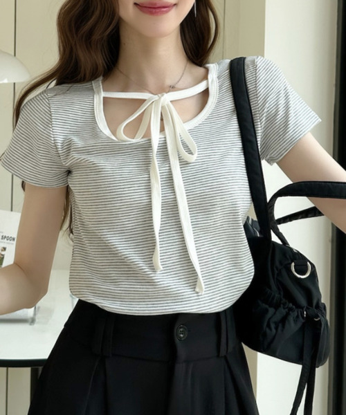Ada.(エイダ)の「細ボーダー フロント リボンタイ ショート丈 カットソー(Tシャツ/カットソー・レディース・ホワイト/ブラック/ホワイト×ブラック・FREE)」の1枚目の写真