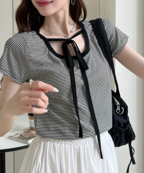 Ada.(エイダ)の「細ボーダー フロント リボンタイ ショート丈 カットソー(Tシャツ/カットソー・レディース・ホワイト/ブラック/ホワイト×ブラック・FREE)」の5枚目の写真