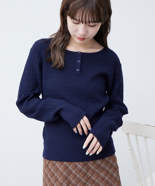 DISCOAT(ディスコート)の「【umm.】WEB限定アイレットヘンリーネックプルオーバー(ニット/セーター・レディース・ブラウン/ネイビー/ベビーピンク・FREE)」の2枚目の写真