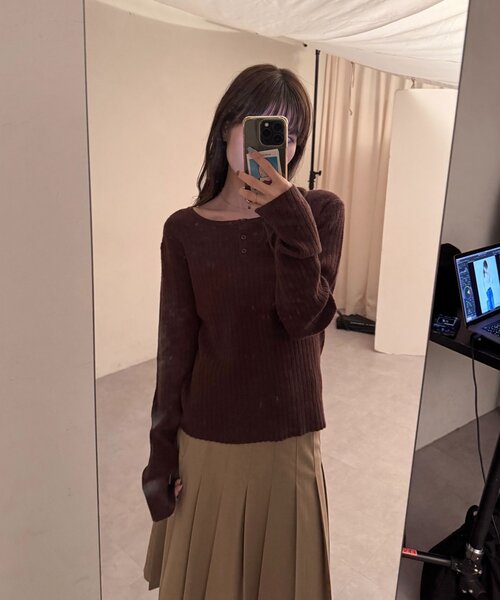 DISCOAT(ディスコート)の「【umm.】WEB限定アイレットヘンリーネックプルオーバー(ニット/セーター・レディース・ブラウン/ネイビー/ベビーピンク・FREE)」の5枚目の写真