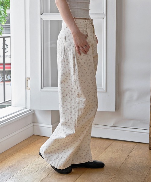 UNE MANSION(ユヌマンション)の「花柄ラブリーワイドストレートデニムパンツ(デニムパンツ・レディース・アイボリー・SMALL/MEDIUM/LARGE)」の5枚目の写真