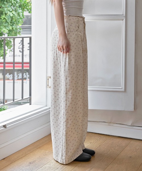 UNE MANSION(ユヌマンション)の「花柄ラブリーワイドストレートデニムパンツ(デニムパンツ・レディース・アイボリー・SMALL/MEDIUM/LARGE)」の19枚目の写真
