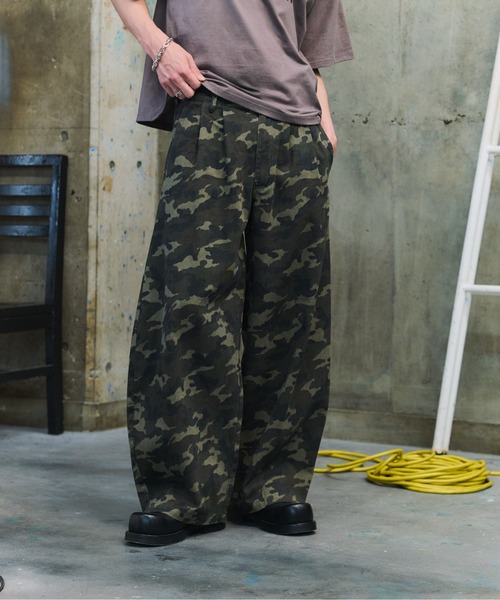 ILL'S(イルズ)の「タック バック刺繍入り デニムパンツ / 2-TUCK BACK EMBROIDERED DENIM PANTS メンズ ウィメンズ ユニセックス(デニムパンツ・メンズ・ブラック系その他/ネイビー/ブラック・L/M)」の1枚目の写真
