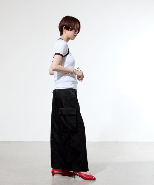 IENA(イエナ)の「《一部店舗限定》サテンカーゴポケットスカート(スカート・レディース・ブラック/ホワイト・38/36)」の11枚目の写真