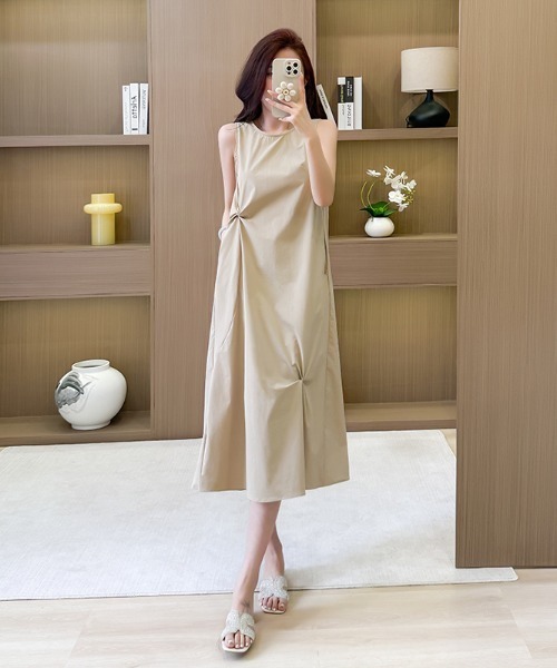 LUCPY(ラクピー)の「ドレープデザインノースリーブワンピース(ワンピース・レディース・ベージュ・X-LARGE/LARGE/MEDIUM/SMALL)」の3枚目の写真