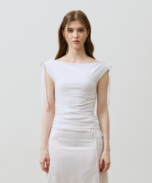 ARI(アリ)の「LILY OFF-SHOULDER SHIRRING TOP / WHITE(Tシャツ/カットソー・レディース・ホワイト・FREE)」の3枚目の写真