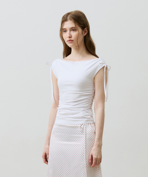 ARI(アリ)の「LILY OFF-SHOULDER SHIRRING TOP / WHITE(Tシャツ/カットソー・レディース・ホワイト・FREE)」の4枚目の写真