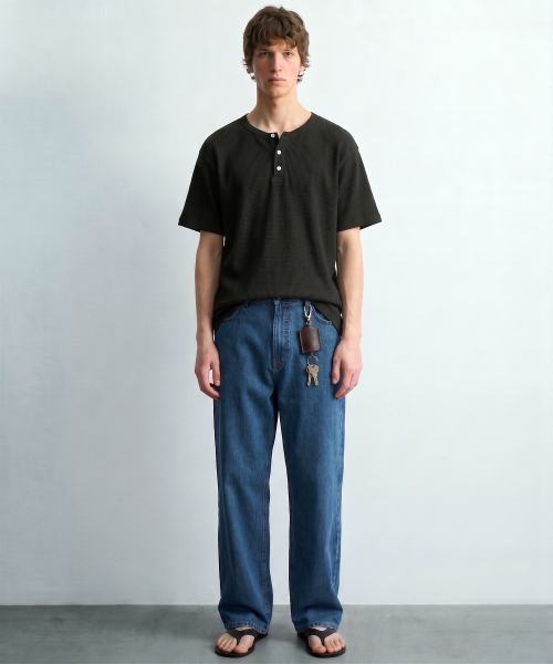 DE GRAND MATIN(ディグランドマーティン)の「Waffle Henley-neck T-shirt_Black(Tシャツ/カットソー・メンズ・ネイビー/ライトグレー/ブラック・MEDIUM/LARGE/X-LARGE)」の5枚目の写真