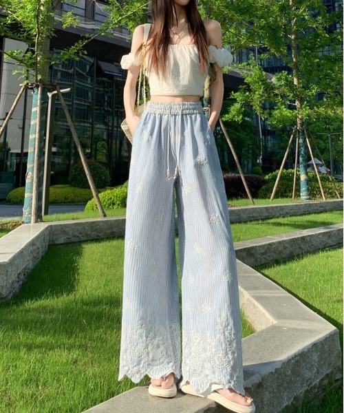 &soiree(アンドソワレ)の「裾刺繍入りストライプイージーワイドパンツ(その他パンツ・レディース・サックスブルー・X-LARGE/LARGE/MEDIUM/SMALL)」の1枚目の写真