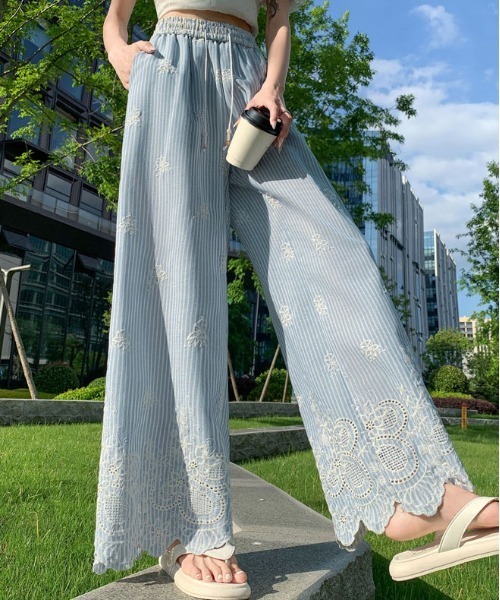 &soiree(アンドソワレ)の「裾刺繍入りストライプイージーワイドパンツ(その他パンツ・レディース・サックスブルー・X-LARGE/LARGE/MEDIUM/SMALL)」の2枚目の写真