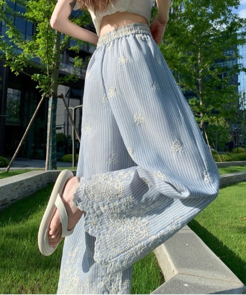 &soiree(アンドソワレ)の「裾刺繍入りストライプイージーワイドパンツ(その他パンツ・レディース・サックスブルー・X-LARGE/LARGE/MEDIUM/SMALL)」の3枚目の写真