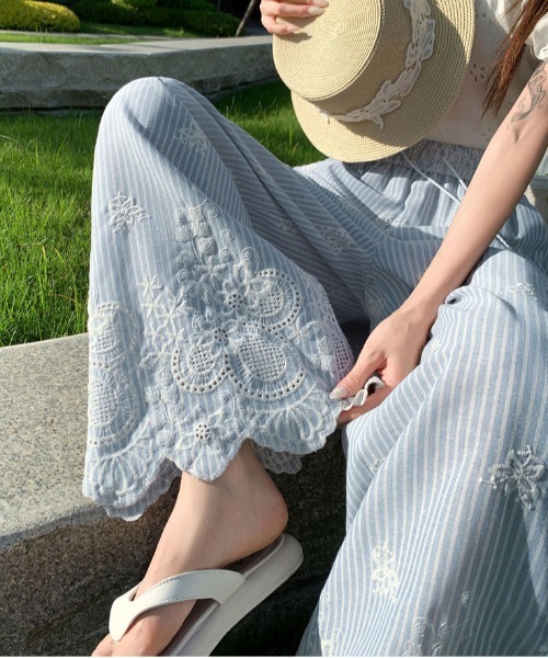 &soiree(アンドソワレ)の「裾刺繍入りストライプイージーワイドパンツ(その他パンツ・レディース・サックスブルー・X-LARGE/LARGE/MEDIUM/SMALL)」の4枚目の写真