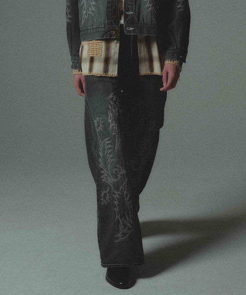 amok(アモク)の「EMBROIDERY DENIM PANTS(デニムパンツ・メンズ・ブラック/インディゴブルー・M/L/S)」の1枚目の写真