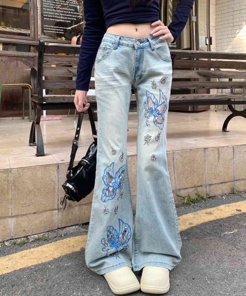 AMAJI(アマジ)の「ウォッシュ加工 バタフライ刺繍 ラインストーン フレアデニムパンツ(デニムパンツ・レディース・ライトブルー・SMALL/MEDIUM/LARGE/X-LARGE)」の2枚目の写真
