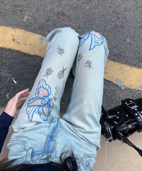 AMAJI(アマジ)の「ウォッシュ加工 バタフライ刺繍 ラインストーン フレアデニムパンツ(デニムパンツ・レディース・ライトブルー・SMALL/MEDIUM/LARGE/X-LARGE)」の3枚目の写真