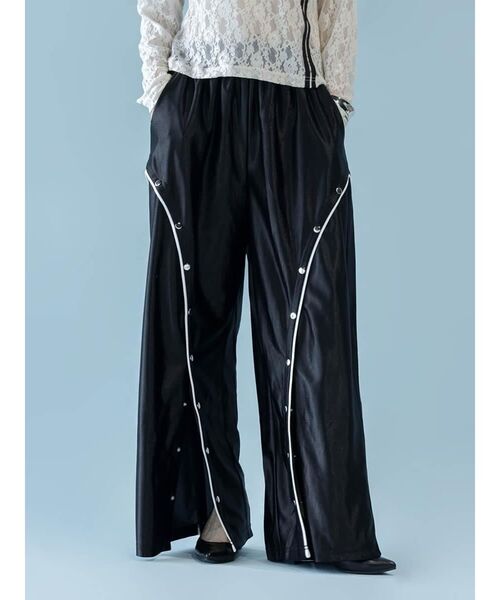 :ETHROF(イーサオブ)の「PIPING LINE SLIT SATIN PANTS(その他パンツ・レディース・シルバー/ブラック・MEDIUM)」の2枚目の写真