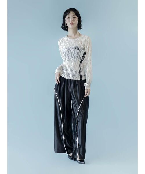:ETHROF(イーサオブ)の「PIPING LINE SLIT SATIN PANTS(その他パンツ・レディース・シルバー/ブラック・MEDIUM)」の4枚目の写真