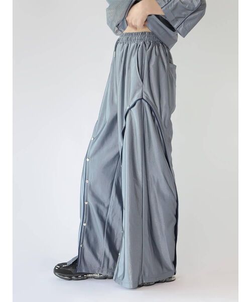 :ETHROF(イーサオブ)の「PIPING LINE SLIT SATIN PANTS(その他パンツ・レディース・シルバー/ブラック・MEDIUM)」の5枚目の写真