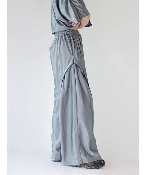 :ETHROF(イーサオブ)の「PIPING LINE SLIT SATIN PANTS(その他パンツ・レディース・シルバー/ブラック・MEDIUM)」の6枚目の写真