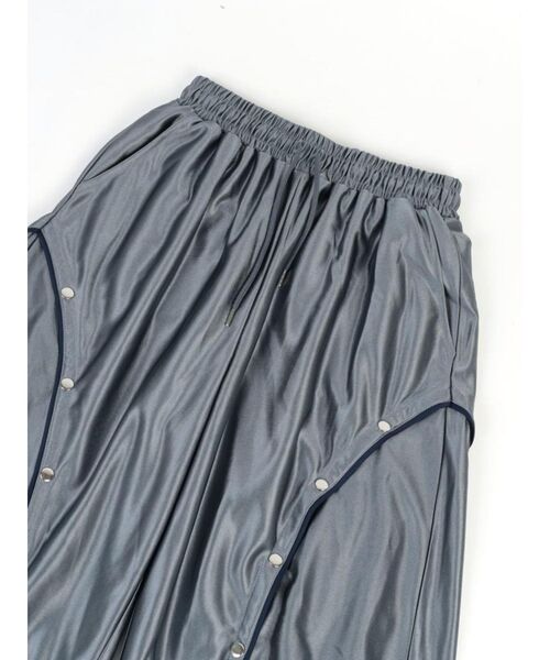 :ETHROF(イーサオブ)の「PIPING LINE SLIT SATIN PANTS(その他パンツ・レディース・シルバー/ブラック・MEDIUM)」の16枚目の写真