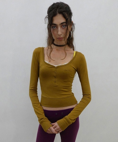 SCULPTOR(スカルプター)の「Lace Trim Henley Top(その他トップス・レディース・キャメル/ベージュ/パープル/レモンイエロー・SMALL/MEDIUM/LARGE)」の3枚目の写真