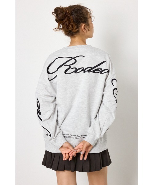 RODEO CROWNS WIDE BOWL(ロデオクラウンズワイドボウル)の「Embroidery スクリプトスウェットトップス(スウェット・レディース・グレー×ホワイト/ライム/パープル/ブラック・FREE)」の1枚目の写真