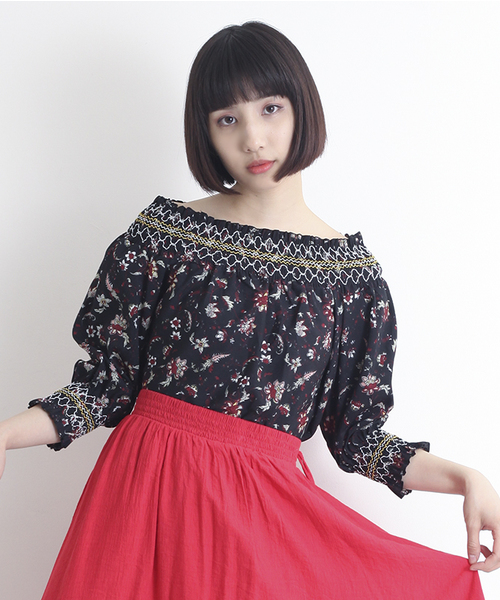 MERLOT（メルロー）の「オフショルボタニカルブラウス1106（シャツ/ブラウス・レディース・グリーン/ブラック/オレンジ/イエロー・FREE）」の2枚目の写真