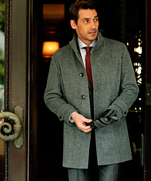 MEN'S BIGI（メンズビギ）の「【週刊文春11/16号】草刈正雄さん着用 スタンドカラーコート/カルゼメルトン（イタリアンファブリック）（チェスターコート・メンズ・ブラック系その他/ブラック/ブラウン/ネイビー/グレー・LL/L/S/SS/M）」の4枚目の写真