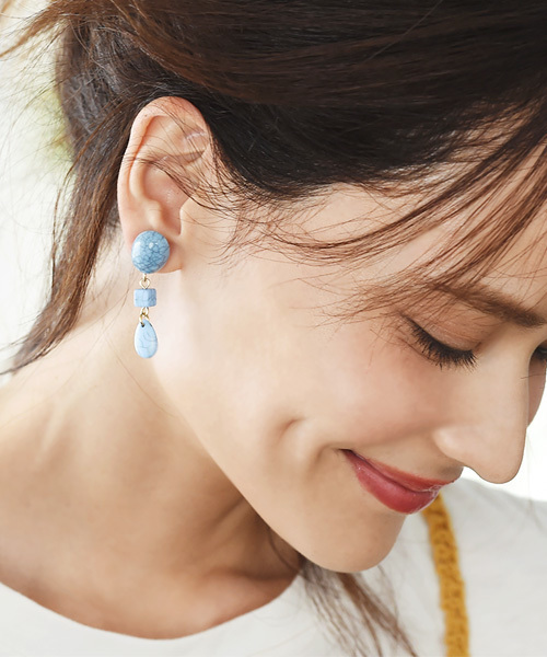 Luz Llena（ラズレナ）の「天然石風カラーピアス（ピアス（両耳用）・レディース・ブルー/イエロー・ﾌﾘ-）」の2枚目の写真