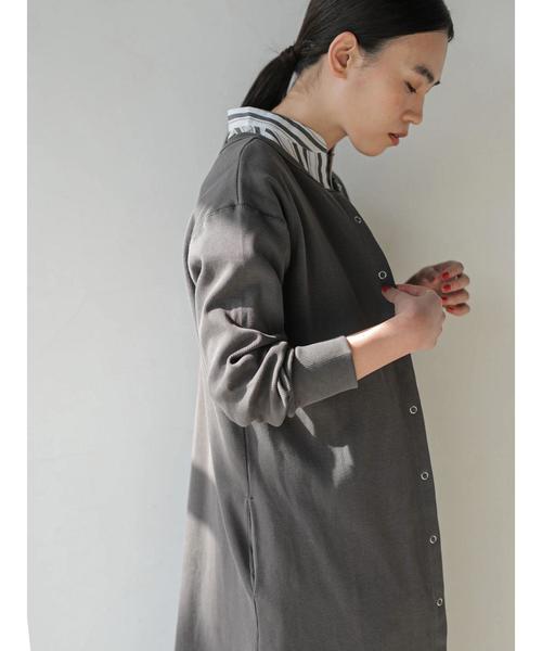 AMERICAN HOLIC（アメリカンホリック）の「ラウンドヘムリブフロントボタンカーディガン　＊（カーディガン/ボレロ・レディース・チャコールグレー/ライトグレー/ブラック/ベージュ・M/L）」の10枚目の写真