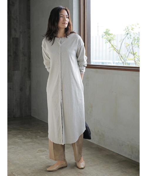 AMERICAN HOLIC（アメリカンホリック）の「ラウンドヘムリブフロントボタンカーディガン　＊（カーディガン/ボレロ・レディース・チャコールグレー/ライトグレー/ブラック/ベージュ・M/L）」の4枚目の写真