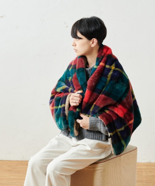 BIRTHDAY BAR（バースデイバー）の「チェックファー 2WAY ブランケット  ポンチョ（ブランケット・レディース・グリーン/レッド/イエロー/ブラウン/グレー・フリー）」の5枚目の写真