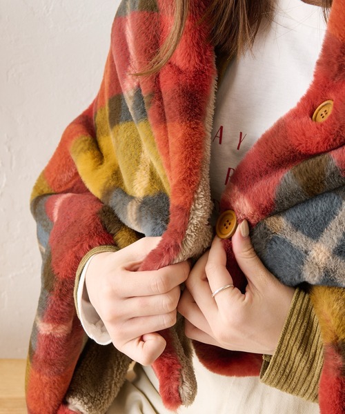 BIRTHDAY BAR（バースデイバー）の「チェックファー 2WAY ブランケット  ポンチョ（ブランケット・レディース・グリーン/レッド/イエロー/ブラウン/グレー・フリー）」の15枚目の写真