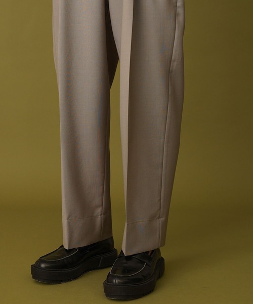 markaware（マーカウェア）の「【MARKAWARE】2TUCK COCOON FIT（スラックス・メンズ・ベージュ/グリーン・1/2）」の10枚目の写真