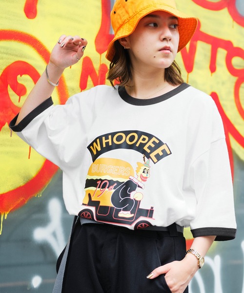 AMERICAN SHOP SIGN（アメリカンショップサイン）の「AMERICAN SHOP SIGN/アメリカンショップサイン 別注 オーバーサイズ プリント半袖カットソー（Tシャツ/カットソー・メンズ・チャコールグレー/ベージュ/オフホワイト/ホワイト系その他/グレー系その他/ベージュ系その他/ホワイト系その他2/ホワイト系その他3/グレー系その他2/グレー系その他3/ベージュ系その他2/ベージュ系その他3・M/L）」の3枚目の写真