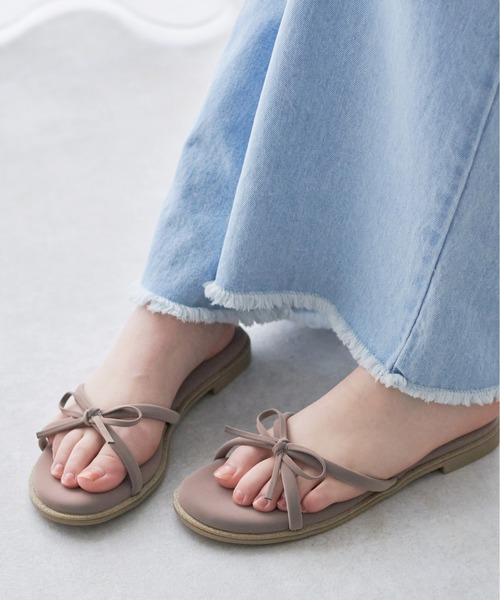 OLIVE des OLIVE（オリーブデオリーブ）の「【WEB限定カラー有】リボンチューブサンダル（サンダル・レディース・シルバー/ピンク/ダークベージュ/ベージュ・LARGE/SMALL/MEDIUM）」の3枚目の写真