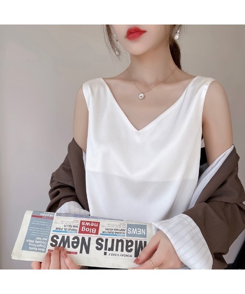 Ritzy(リッツィー)の「大人シルエット シンプル Vネックノースリーブ(Tシャツ/カットソー・レディース・ホワイト/ブラック/ベージュ/ライトグリーン/カーキ/ブラウン/グリーン/ネイビー・S/M/L/XL)」の3枚目の写真