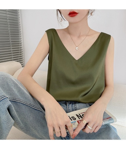 Ritzy(リッツィー)の「大人シルエット シンプル Vネックノースリーブ(Tシャツ/カットソー・レディース・ホワイト/ブラック/ベージュ/ライトグリーン/カーキ/ブラウン/グリーン/ネイビー・S/M/L/XL)」の6枚目の写真