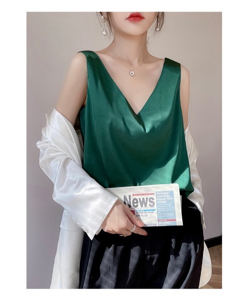 Ritzy(リッツィー)の「大人シルエット シンプル Vネックノースリーブ(Tシャツ/カットソー・レディース・ホワイト/ブラック/ベージュ/ライトグリーン/カーキ/ブラウン/グリーン/ネイビー・S/M/L/XL)」の7枚目の写真