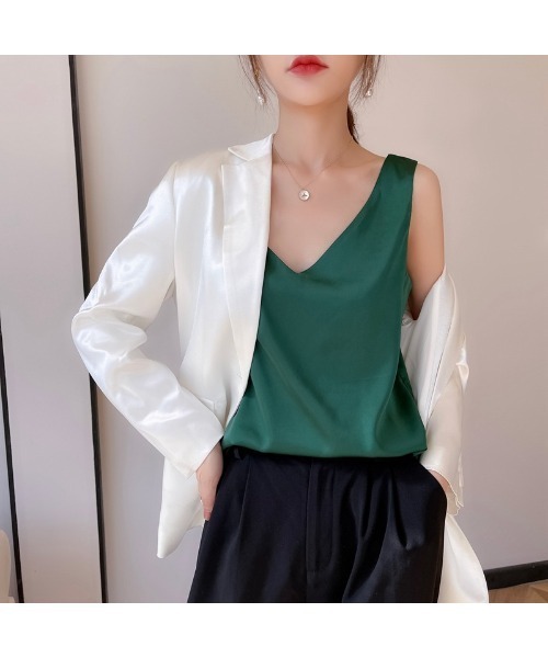 Ritzy(リッツィー)の「大人シルエット シンプル Vネックノースリーブ(Tシャツ/カットソー・レディース・ホワイト/ブラック/ベージュ/ライトグリーン/カーキ/ブラウン/グリーン/ネイビー・S/M/L/XL)」の9枚目の写真